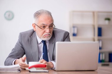 Ofiste çalışan eski bir çalışan.