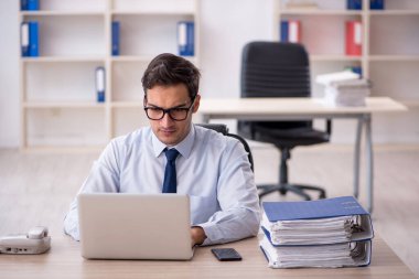 İş yerinde çalışan genç bir işadamı