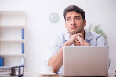 İş yerinde çalışan genç bir çalışan.