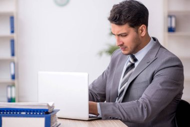 Genç çalışan işyerinde oturuyor.