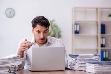 Genç çalışan işyerinde oturuyor.