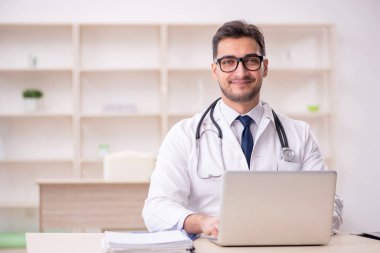 Teletıp konseptinde genç doktor