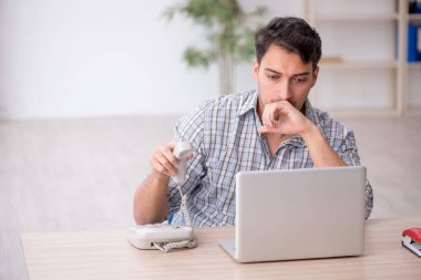 Ofiste çalışan genç bir çalışan.