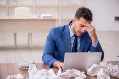 Beyin fırtınası konseptinde genç işadamı