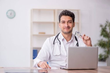 Teletıp konseptinde genç doktor