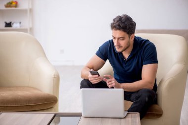 Salgın sırasında evden çalışan genç bir serbest çalışan.