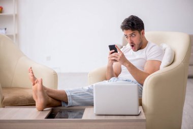 Genç tembel adam güne evde başlıyor.