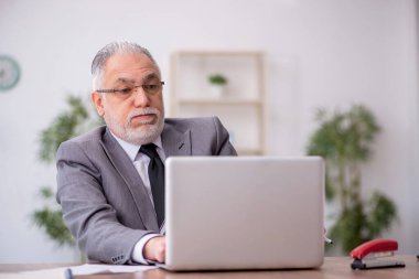 Ofiste çalışan eski bir çalışan.