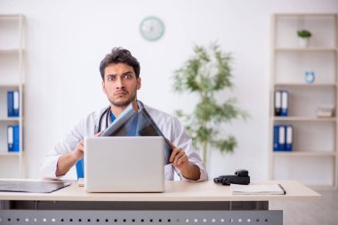 Klinikte çalışan genç bir radyolog.