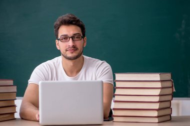 Sınıfta oturan genç öğrenci.