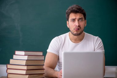 Sınıfta oturan genç öğrenci.