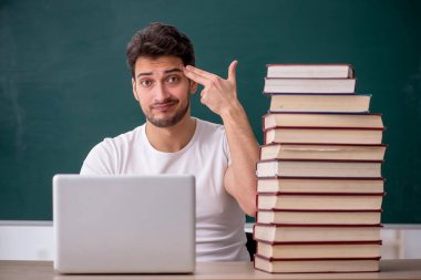 Sınıfta oturan genç öğrenci.