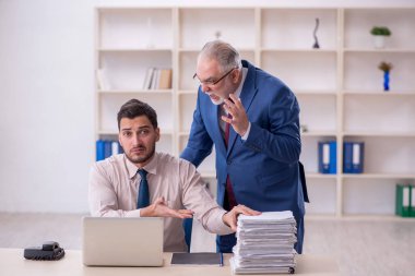 Kabadayılık kavramında yaşlı patron ve genç çalışan