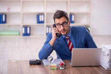 İş yerinde çalışan genç bir işadamı