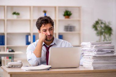 Genç işadamı ofisteki aşırı işten memnun değil.