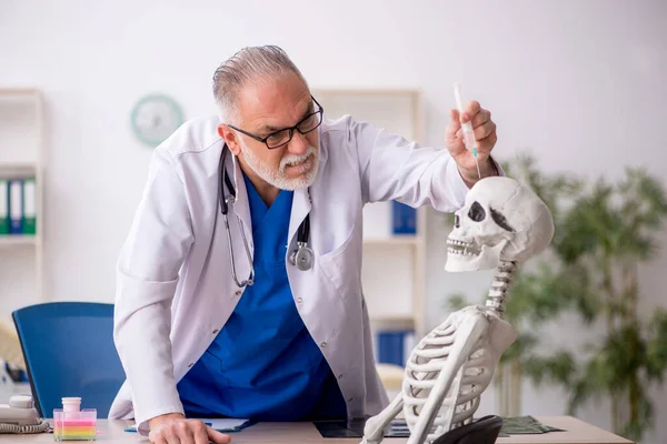 Régi Orvos Vizsgálja Csontváz Kórházban — Stock Fotó