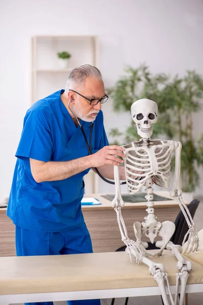 Old Doctor Examining Skeleton Hospital — Stock Photo, Image