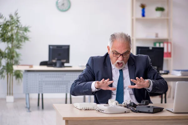 Старий Бізнесмен Співробітник Розмовляє Телефону Офісі — стокове фото