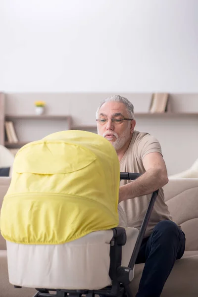 Hombre Anciano Que Cuida Del Recién Nacido Casa — Foto de Stock