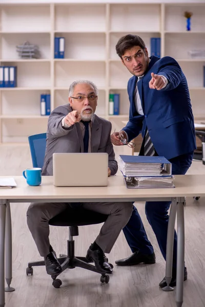 Alter Chef Und Junger Mitarbeiter Büro — Stockfoto