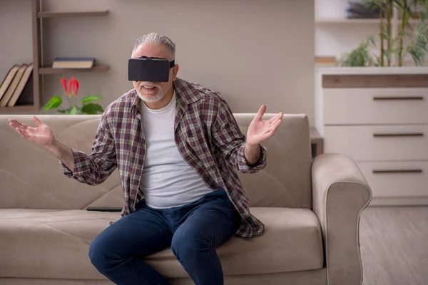 Old Man Enjoying Virtual Glasses Home — Stockfoto