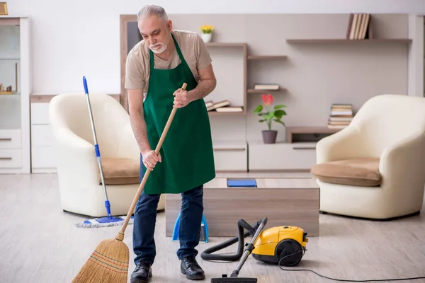 Altunternehmer Putzt Das Haus — Stockfoto