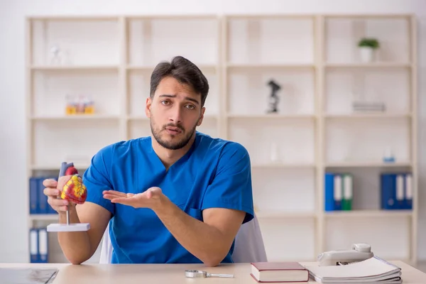 Jovem Médico Cardiologista Que Trabalha Clínica — Fotografia de Stock