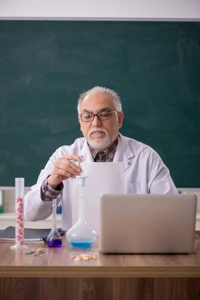 Old Teacher Chemist Sitting Classroom — Photo