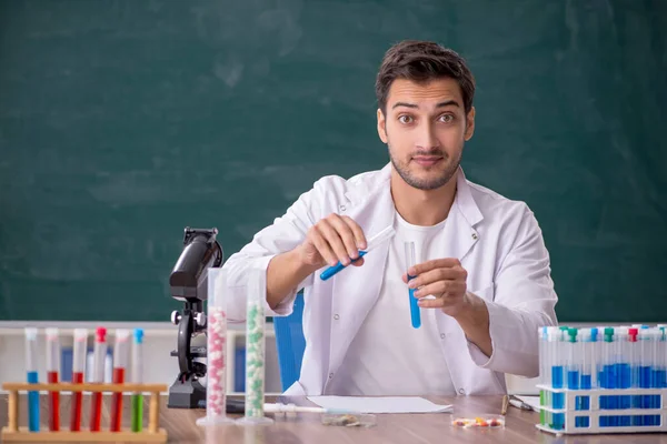 Young Chemist Front Green Board — Stockfoto