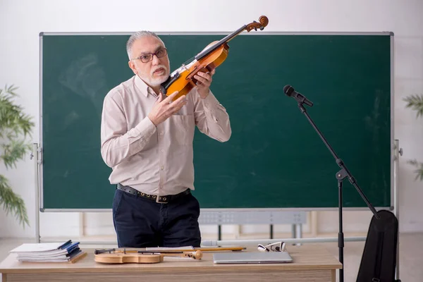 Alter Lehrer Spielt Geige Klassenzimmer — Stockfoto