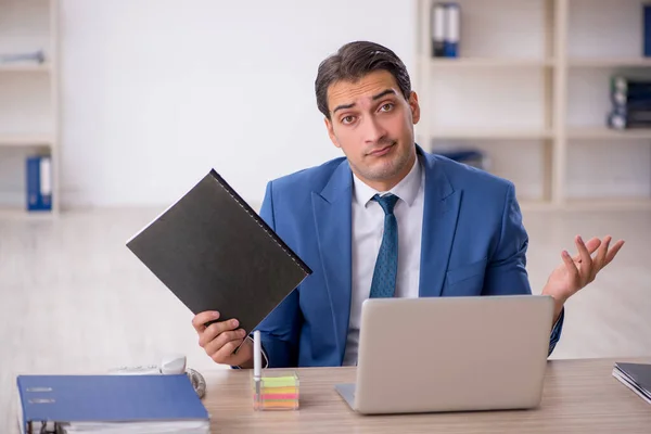 Jovem Empresário Empregado Que Trabalha Local Trabalho — Fotografia de Stock