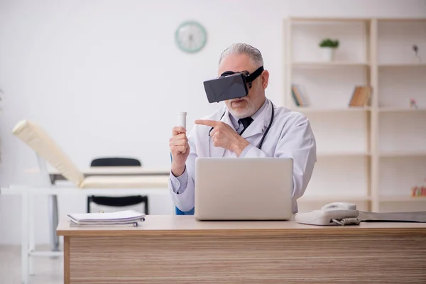 Old Doctor Wearing Virtual Glasses Hospital — Foto Stock