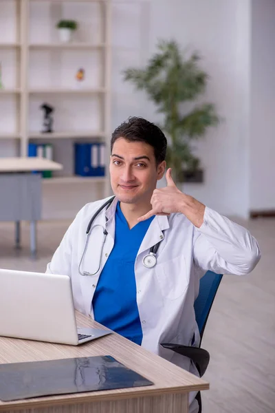 Joven Doctor Concepto Telemedicina — Foto de Stock
