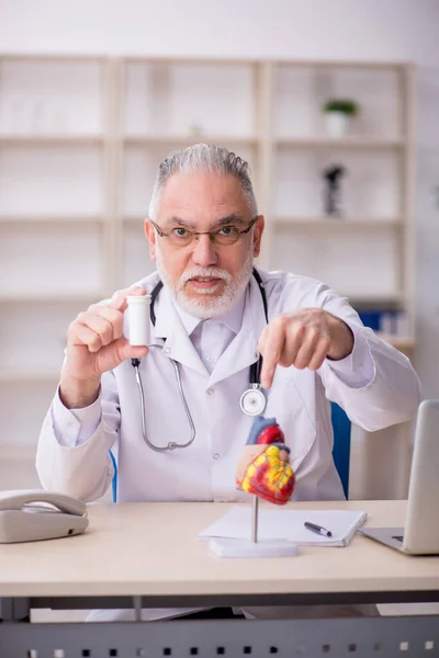 Old Doctor Cardiologist Working Clinic — Stock Photo, Image
