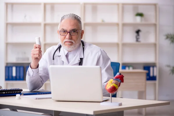 Old Male Doctor Suggesting Pills Hospital — Stock Photo, Image