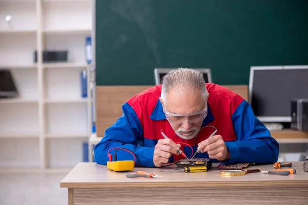 Öreg Férfi Szerelő Számítógépeket Javít Osztályteremben — Stock Fotó
