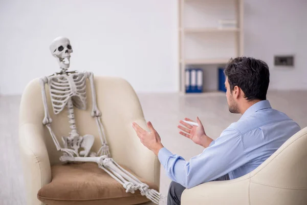 Joven Psicólogo Reunión Con Esqueleto —  Fotos de Stock