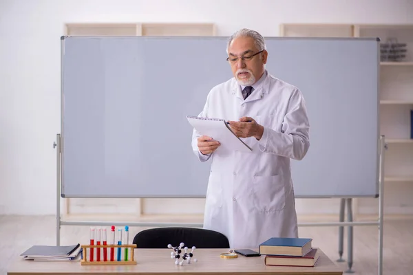 Sınıftaki Eski Kimya Öğretmeni — Stok fotoğraf