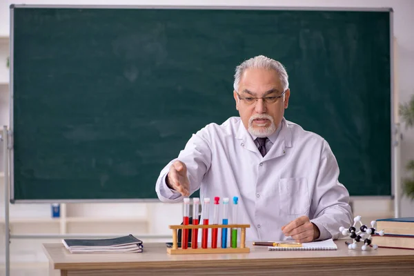 教室の化学の先生 — ストック写真