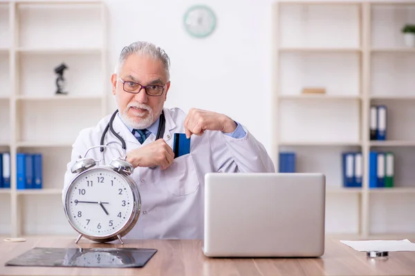 時間管理の概念の古い医者 — ストック写真