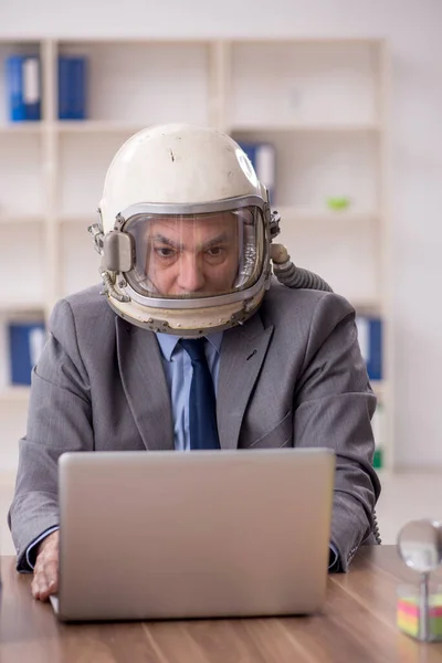 Old Employee Wearing Spacesuit Office — Photo