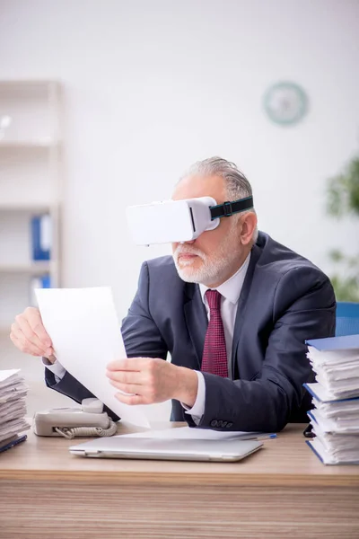 職場で仮想眼鏡をかける従業員 — ストック写真
