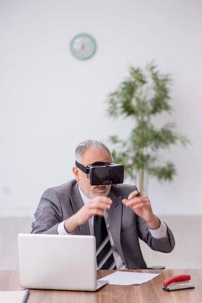 Oude Werknemer Geniet Van Virtuele Bril Het Werk — Stockfoto