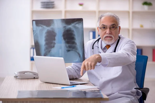 Old Doctor Radiologist Working Clinic — Stock Photo, Image