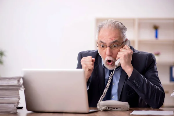 Alter Geschäftsmann Mitarbeiter Unzufrieden Mit Exzessiver Arbeit Büro — Stockfoto