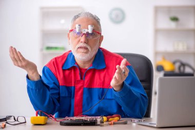 Laboratuvarda eski bir tamirci bilgisayar tamir ediyordu.