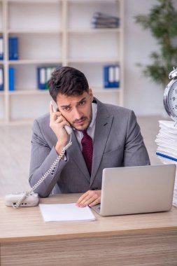 Zaman yönetimi konseptinde genç çalışan