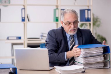 İş yerinde çalışan eski patron.