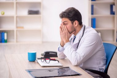 Hastanede çalışan genç bir doktor.