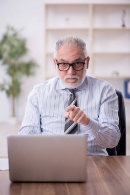 Old boss employee and too much work at workplace